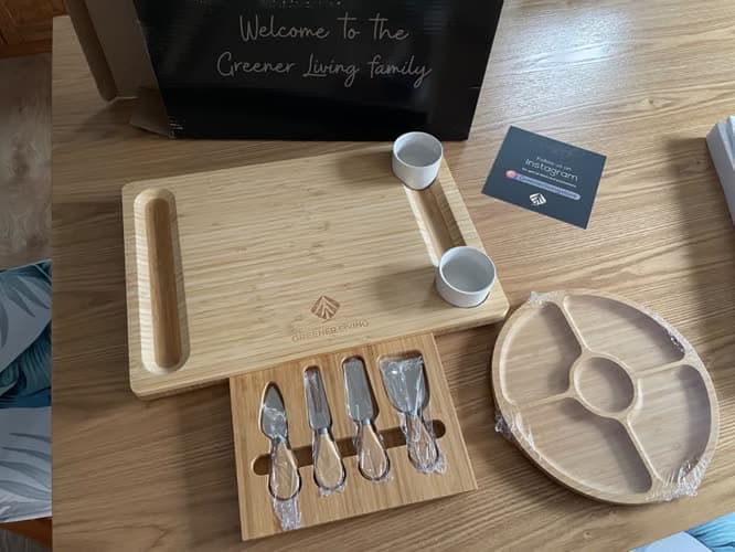 Customer photo of the full set laid out on a table: board, fruit tray, four knives and two ceramic bowls